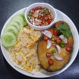 ข้าวผัดไข่ ปลาอินทรีีย์เค็มทอด