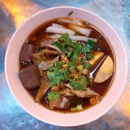 ก๋วยจั๊บพะโล้ ตลาดไนท์ (หน้าร้านชาญชัยเบเกอรี่)