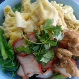 เกี๊ยวน้ำหมูแดง