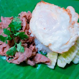 ข้าวไก่กระเทียม ไข่ดาว