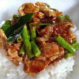 ผัดพริกแกงหมูราดข้าว