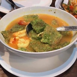 แกงส้มกุ้งชะอมไข่