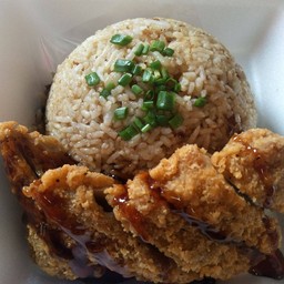 ข้าวผัดกระเทียมไก่ทอด