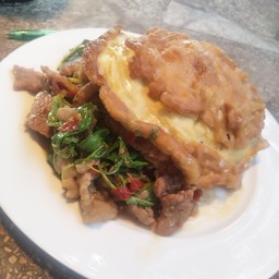 ข้าวราดกระเพราเนื้อ