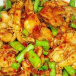 ข้าวราดผัดพริกแกงไก่