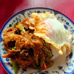 ข้าวราดผัดเผ็ดเนื้อ