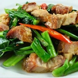 ข้าวราดคะน้าหมูกรอบ