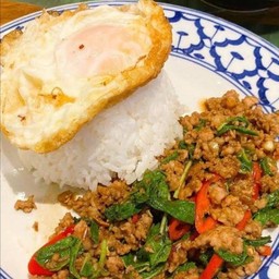 [อร่อยซ่ากับโค้ก] ข้าวกะเพราหมูสับ-ไข่ดาว +  โค้ก ออริจินัล (กระป๋อง)