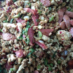 ผัดกระเพาไก่ใส่ไส้กรอก