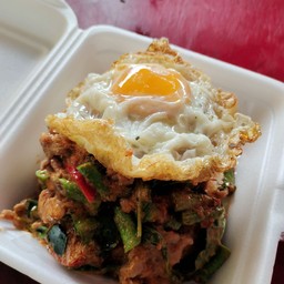 ข้าวราดผัดพริกแกงหมูกรอบ