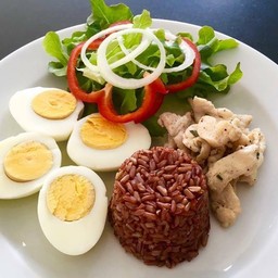 ไก่ย่างสมุนไพร+ไข่ต้ม+ข้าวกล้อง+ผักสลัด