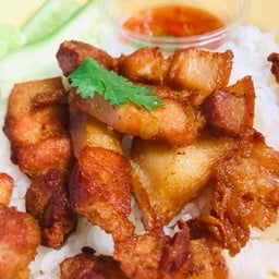 สามชั้นทอด (กับข้าว)