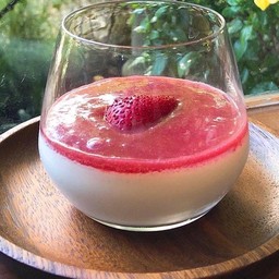 Panna Cotta With Strawberry Sauce