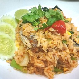 ข้าวผัดปลากระป๋อง