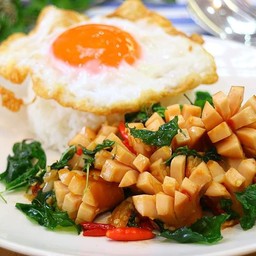 ข้าวราดกระเพราไส้กรอกไข่ดาว