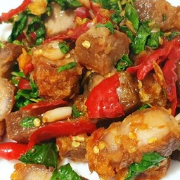 กระเพราหมูกรอบราดข้าว