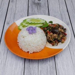 ข้าวกะเพราไข่เยี่ยวม้า