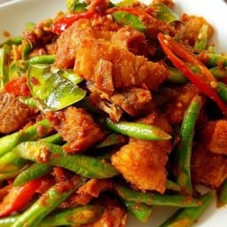 ผัดพริกเเกงหมูกรอบราดข้าว