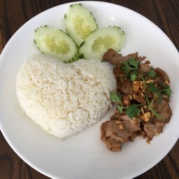 ข้าวราด หมูกระเทียมพริกไทย