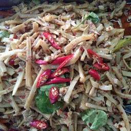 ผัดหน่อไม้เหลืองใส่หมู