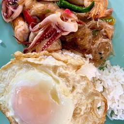 ผัดกระเพราใส่วุ้นเส้น ราดข้าว