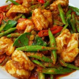 ข้าวราดผัดพริกแกงทะเล
