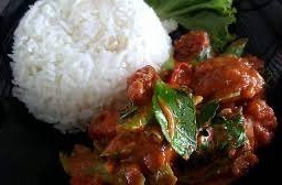 ผัดพริกแกงไก่กรอบ ราดข้าว