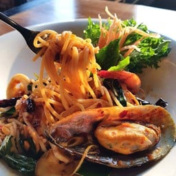 สปาเกตตี้ผัดหอยลายโหระพา