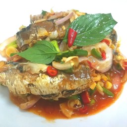 ยำปลากระป๋อง (กับข้าว)