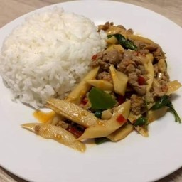 ข้าวกะเพราหมูหน่อไม้