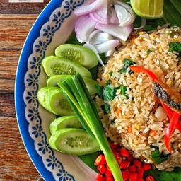 ข้าวผัดปลาอินทรีย์เค็มฉบับหน้าบาน