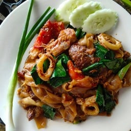 ผัดซีอ๋วทะเล กุ้ง เนื้อ