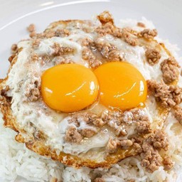 ข้าวไข่สองพี่น้องทรงเครื่อง