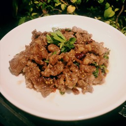 ข้าวกะเพราเนื้อชิ้น