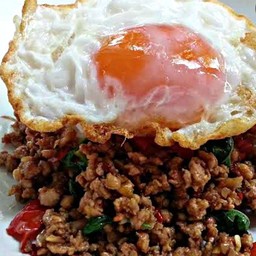 กะเพราหมูสับ ไข่ดาว ราดข้าว