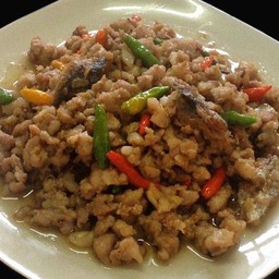 หมูสับผัดปลาเค็ม ราดข้าว
