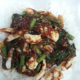 พริกแกงปลาหมึกราดข้าว