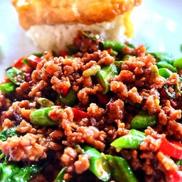 กะเพราเนื้อราดข้าว+ไข่ดาว 85