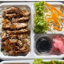 ข้าวผัดกระเทียม+สันในหมูย่างราดซอสเทริยากิ