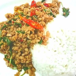 กระเพราราดข้าว