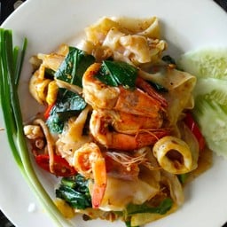 ก๋วยเตี๋ยวผัดเครื่องแกง