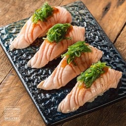 ซูชิแซลมอนยำสาหร่าย
