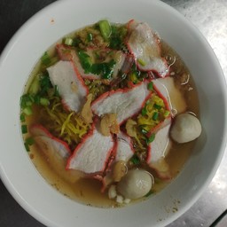 บะหมี่เกี๊ยวหมูแดง(โต๊ะเคี่ยว)