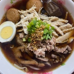 ต้มเส้นตีนไก่ทรงเครื่อง