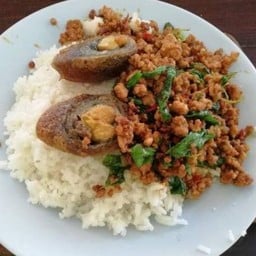 ข้าวกะเพราหมูสับไข่เยี่ยวม้า