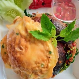 กระเพราคลุกไข่เยี่ยวม้าหมูสับ+ไข่เจียว