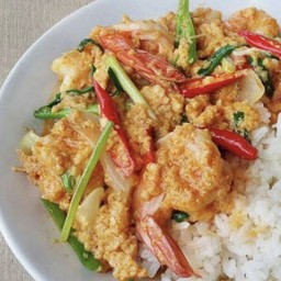 ข้าวราดผัดผงกะหรี่ทะเล