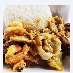 ผัดผงกะหรี่ราดข้าว