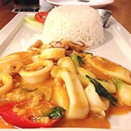 ปลาหมึกผัดไข่เค็มราดข้าว