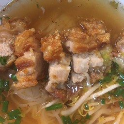 ก๋วยเตี๋ยวหมูกรอบต้มยำ